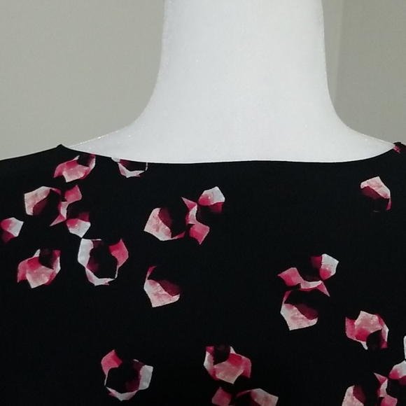 Alfani printed V hem top color black size large - Picture 3 of 9